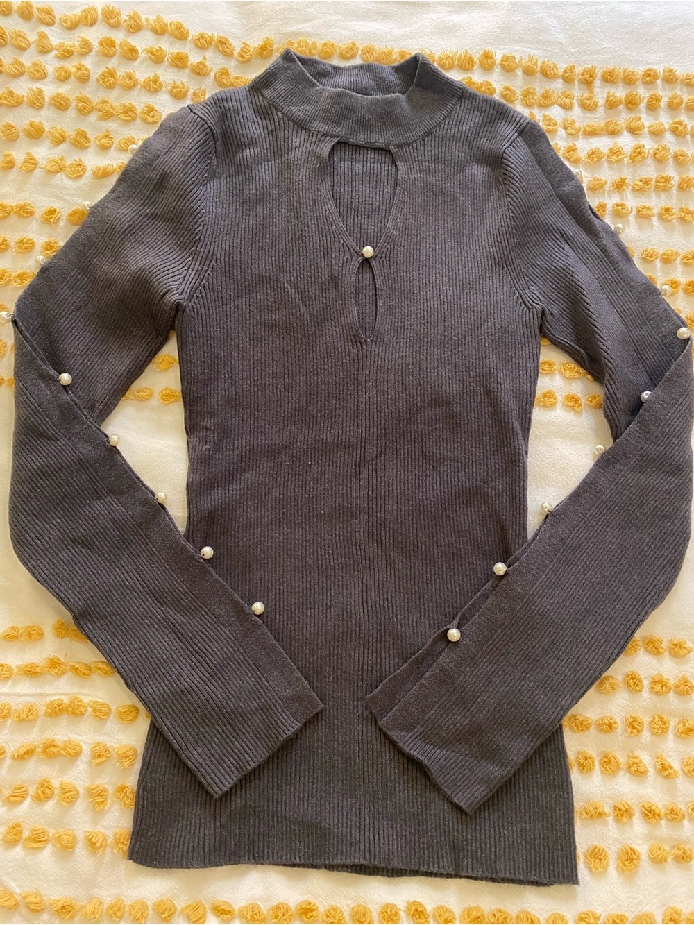 Vintage Gray Ribbed Long-Sleeve Top with Pearl Buttons